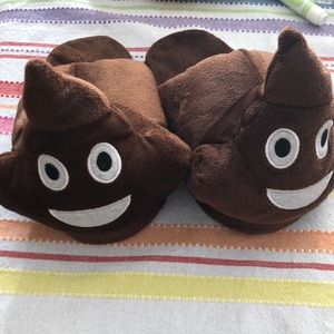 Poop emoji toddler slippers. Like new condition. Size small (11-12)
